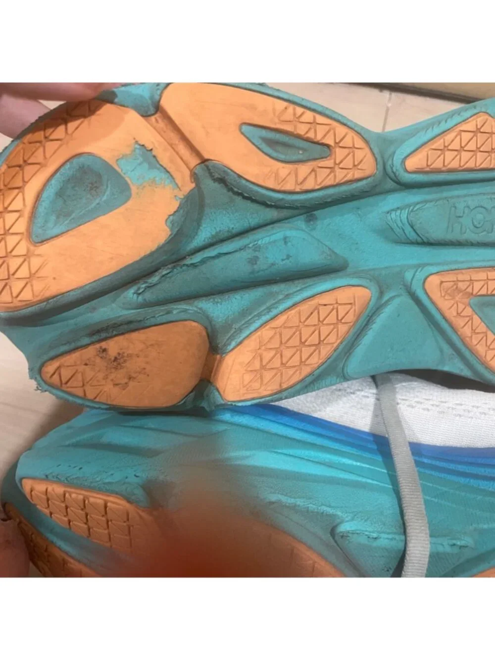 Hoka Bondi 8 running shoe in ice flow/bit of blue